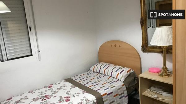 Alquiler de habitaciones en piso de 4 dormitorios en Murcia