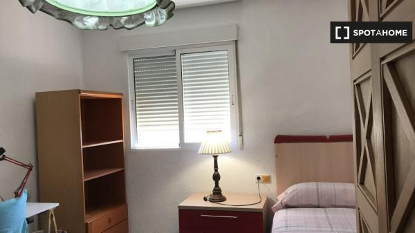 Alquiler de habitaciones en piso de 4 dormitorios en Murcia