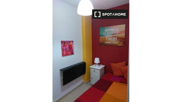 Habitación en apartamento de 6 dormitorios en Alcalá de Henares, Madrid.