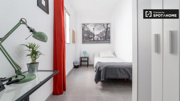 Alquiler de habitaciones en 4 dormitorios en Extramurs, Valencia