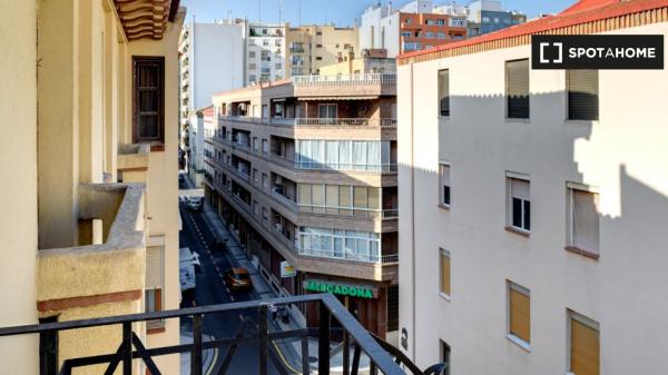 Se alquila habitación en piso de 3 habitaciones, centro de Zaragoza