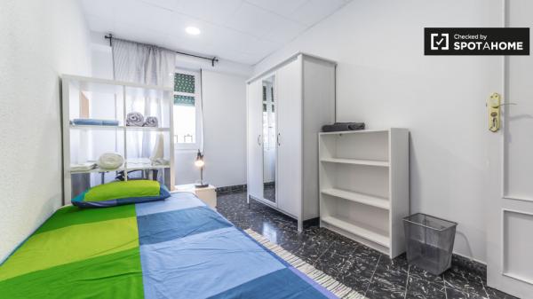 Comparte un apartamento de 5 habitaciones en Extramurs, Valencia.