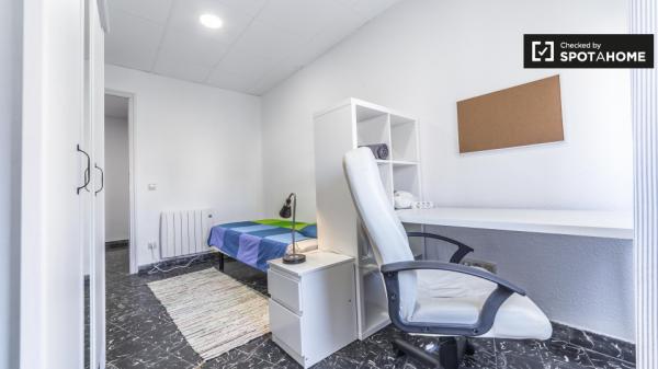 Comparte un apartamento de 5 habitaciones en Extramurs, Valencia.