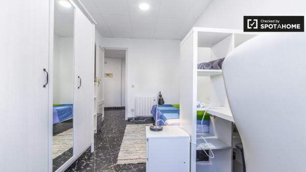 Comparte un apartamento de 5 habitaciones en Extramurs, Valencia.