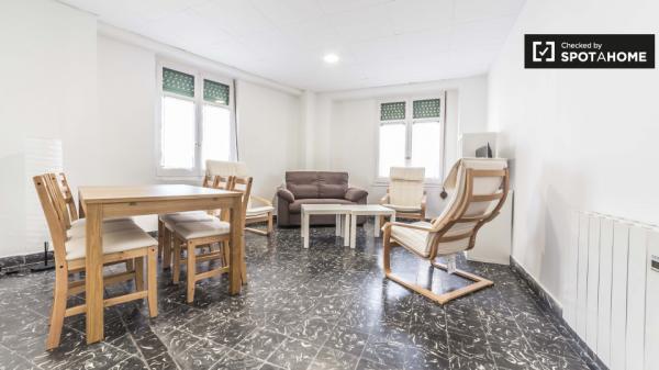 Comparte un apartamento de 5 habitaciones en Extramurs, Valencia.