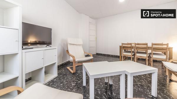 Comparte un apartamento de 5 habitaciones en Extramurs, Valencia.