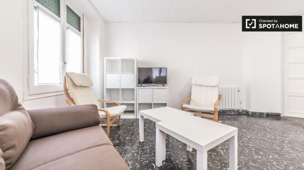 Comparte un apartamento de 5 habitaciones en Extramurs, Valencia.