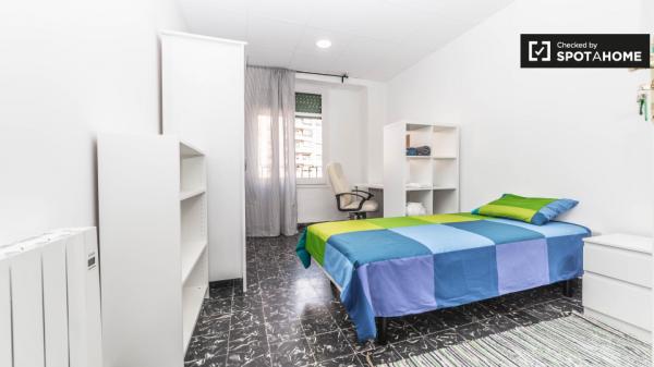 Comparte un apartamento de 5 habitaciones en Extramurs, Valencia.