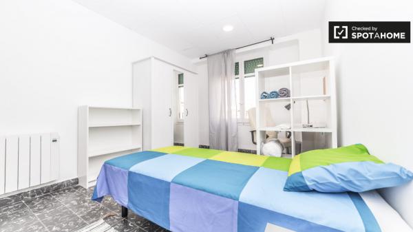 Comparte un apartamento de 5 habitaciones en Extramurs, Valencia.