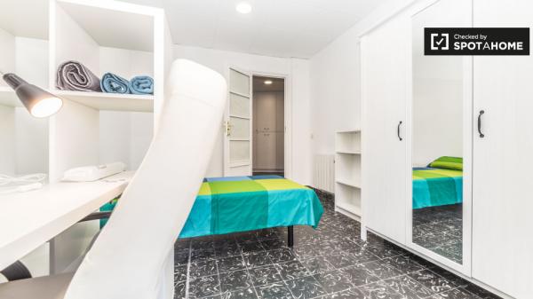 Comparte un apartamento de 5 habitaciones en Extramurs, Valencia.