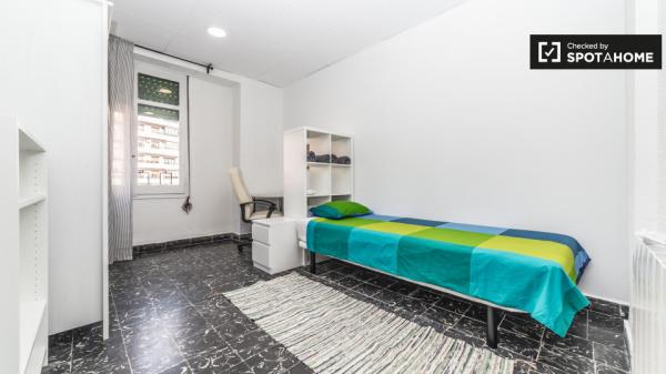 Comparte un apartamento de 5 habitaciones en Extramurs, Valencia.