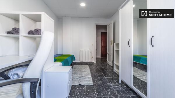 Comparte un apartamento de 5 habitaciones en Extramurs, Valencia.