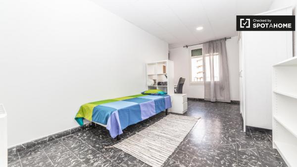 Comparte un apartamento de 5 habitaciones en Extramurs, Valencia.