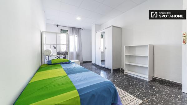 Comparte un apartamento de 5 habitaciones en Extramurs, Valencia.