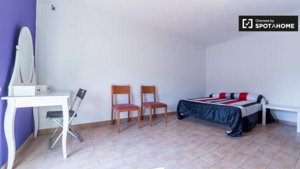 Habitación amueblada en apartamento de 4 dormitorios, L'Olivereta, Valencia