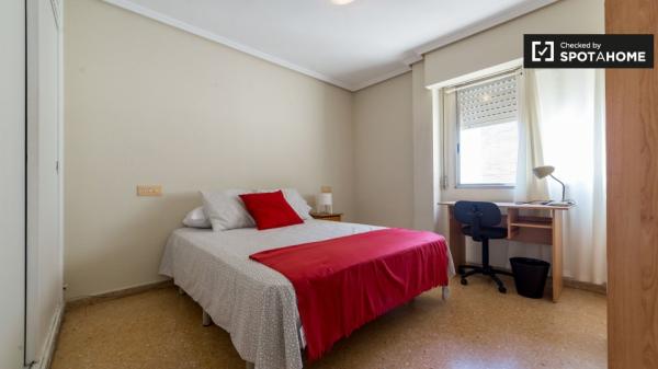 Double room to rent in Algirós, Valencia.