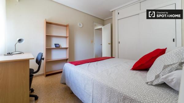 Double room to rent in Algirós, Valencia.