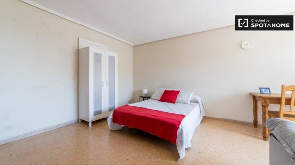 Double room to rent in Algirós, Valencia.