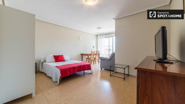 Double room to rent in Algirós, Valencia.