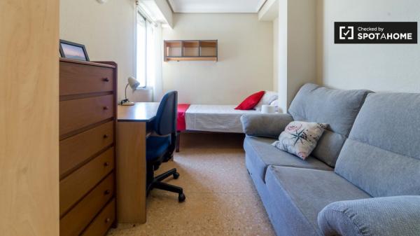 Double room to rent in Algirós, Valencia.