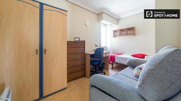 Double room to rent in Algirós, Valencia.