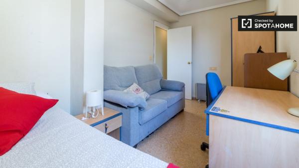 Double room to rent in Algirós, Valencia.