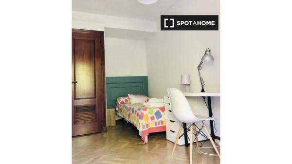 Quarto para alugar em apartamento de 10 quartos no Centro, Sevilha