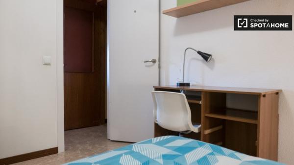 Quarto alegre para alugar em apartamento de 5 quartos em Alcalá