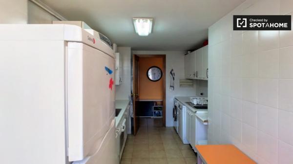 Quarto alegre para alugar em apartamento de 5 quartos em Alcalá