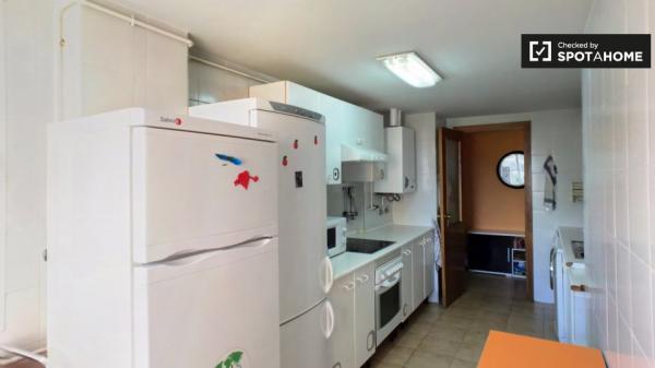 Quarto alegre para alugar em apartamento de 5 quartos em Alcalá