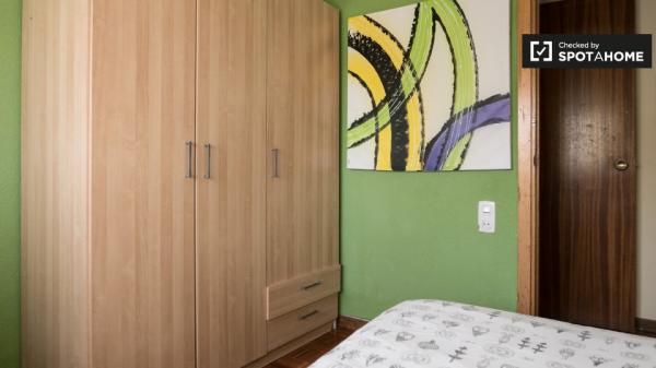 Pokój do wynajęcia w apartamencie z 5 sypialniami w Alcalá de Henares