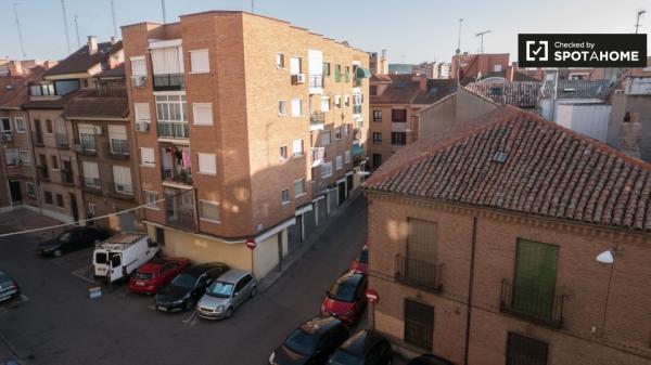 Stanza in affitto in appartamento con 5 camere da letto ad Alcalá de Henares