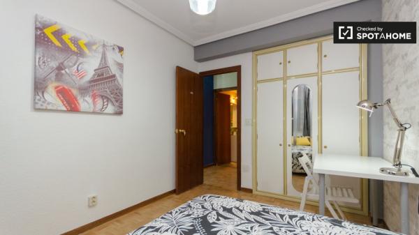 Pokój dwuosobowy do wynajęcia, apartament z 6 sypialniami, Alcalá de Henares