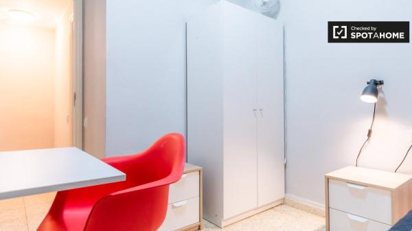 Elegante habitación en alquiler en apartamento de 3 dormitorios en Eixample Dreta