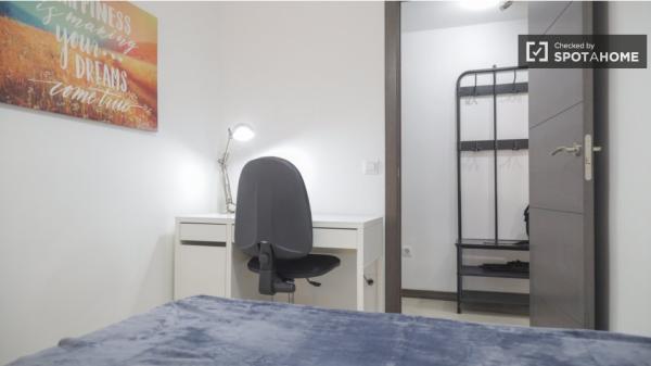 Room for rent in 4-bedroom apartment in Alcalá De Henares