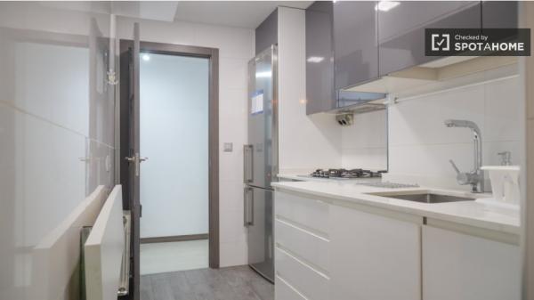 Room for rent in 4-bedroom apartment in Alcalá De Henares