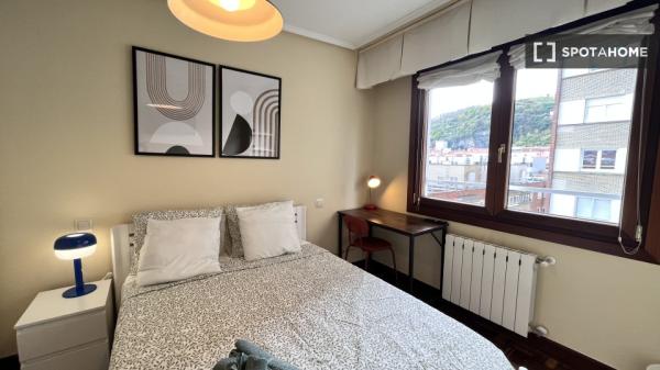 Zimmer zu vermieten in einer 5-Zimmer-Wohnung in Bilbao