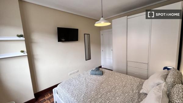 Zimmer zu vermieten in einer 5-Zimmer-Wohnung in Bilbao