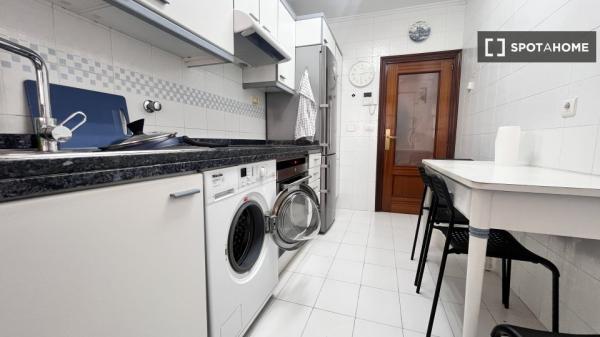 Zimmer zu vermieten in einer 5-Zimmer-Wohnung in Bilbao