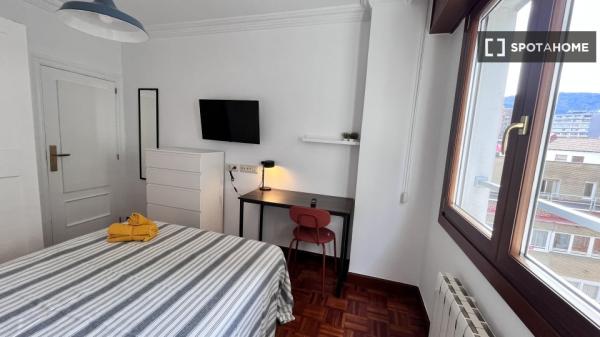 Zimmer zu vermieten in einer 5-Zimmer-Wohnung in Bilbao