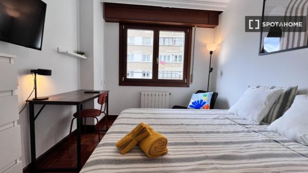 Zimmer zu vermieten in einer 5-Zimmer-Wohnung in Bilbao