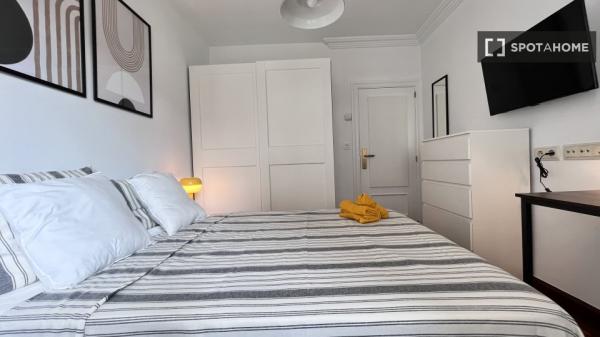 Zimmer zu vermieten in einer 5-Zimmer-Wohnung in Bilbao