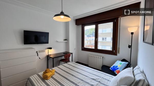 Zimmer zu vermieten in einer 5-Zimmer-Wohnung in Bilbao