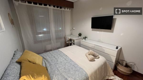 Room for rent in a 5-bedroom apartment in Bilbao