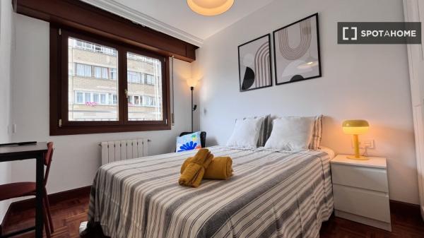 Zimmer zu vermieten in einer 5-Zimmer-Wohnung in Bilbao