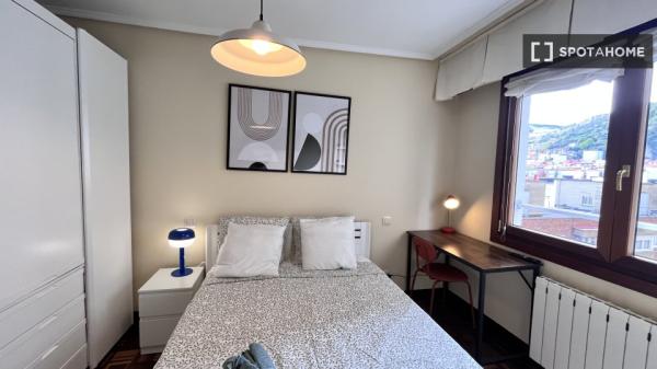 Zimmer zu vermieten in einer 5-Zimmer-Wohnung in Bilbao