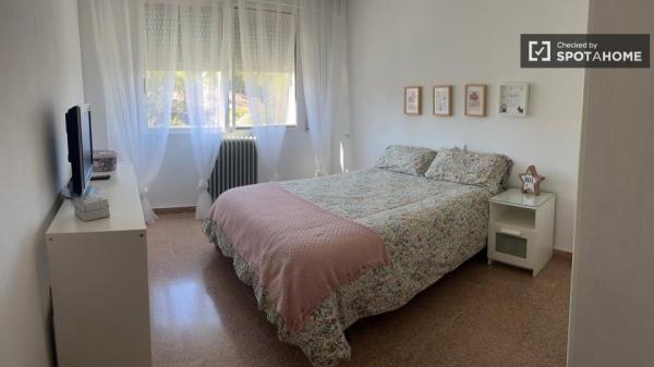 Quarto em apartamento de 2 quartos em Lloma Badada