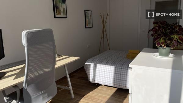 Amplio dormitorio en soleada casa compartida en Málaga