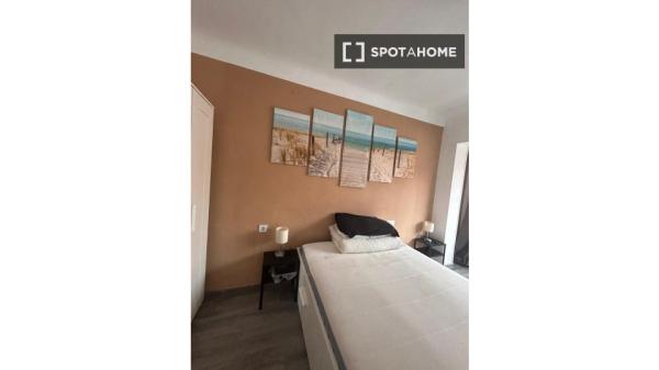 Room for rent in 5-bedroom apartment in Benalua, Alicante