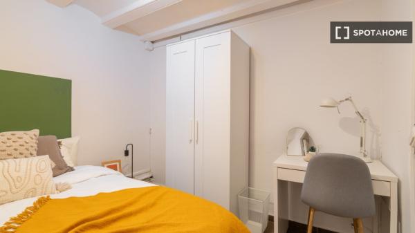 Se alquila habitación en piso de 4 dormitorios en Barcelona